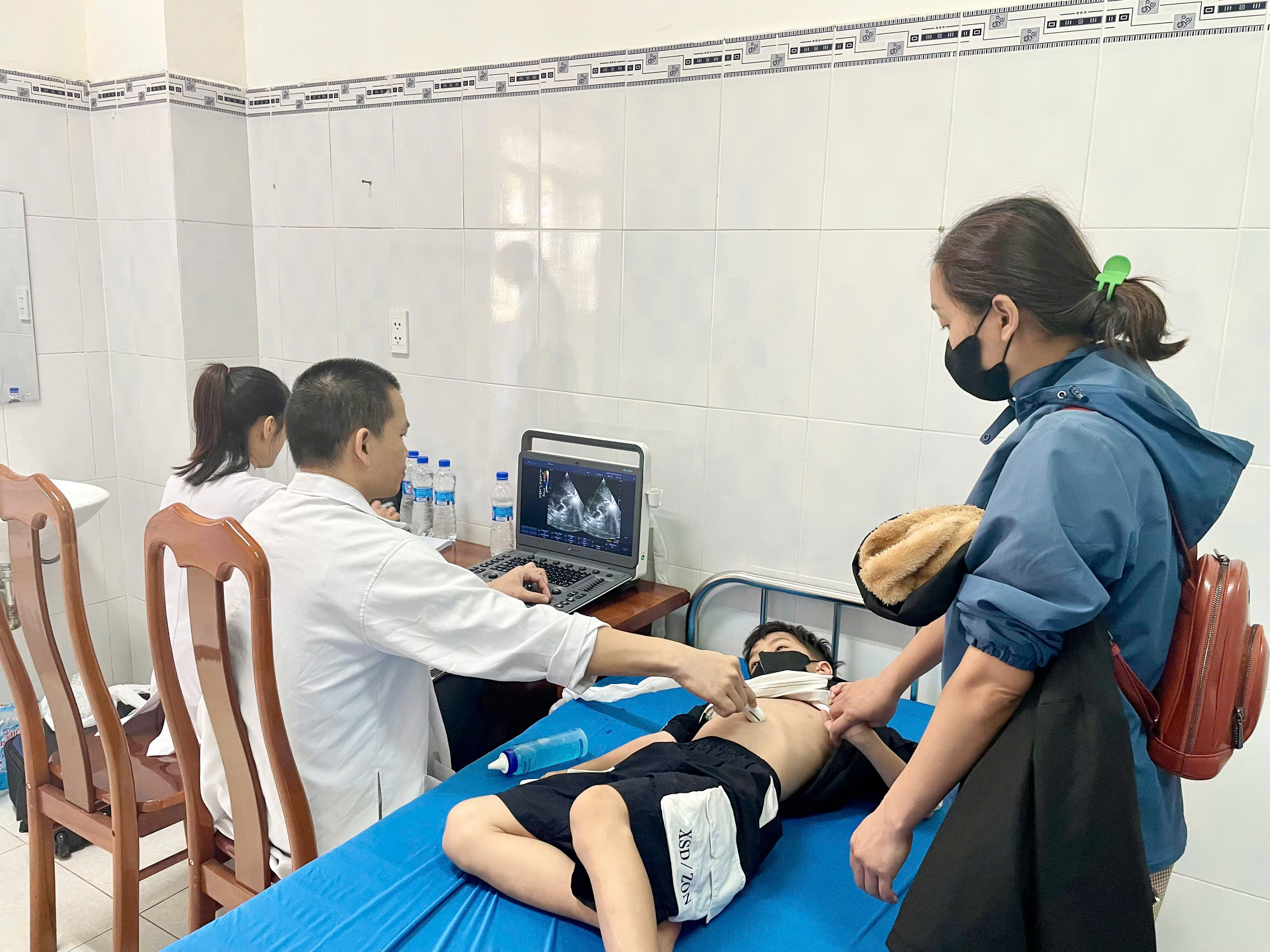 Hơn 300 người dân được khám sàng lọc tim mạch miễn phí