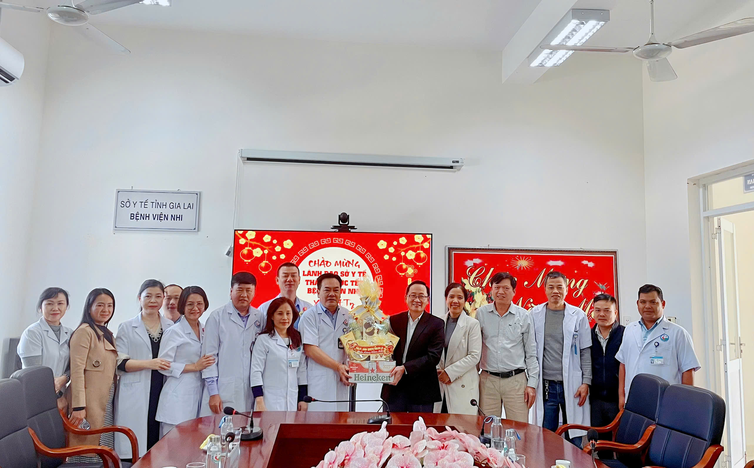 Lãnh đạo Sở Y tế đến thăm và chúc Tết Bệnh viện Nhi tỉnh Gia Lai