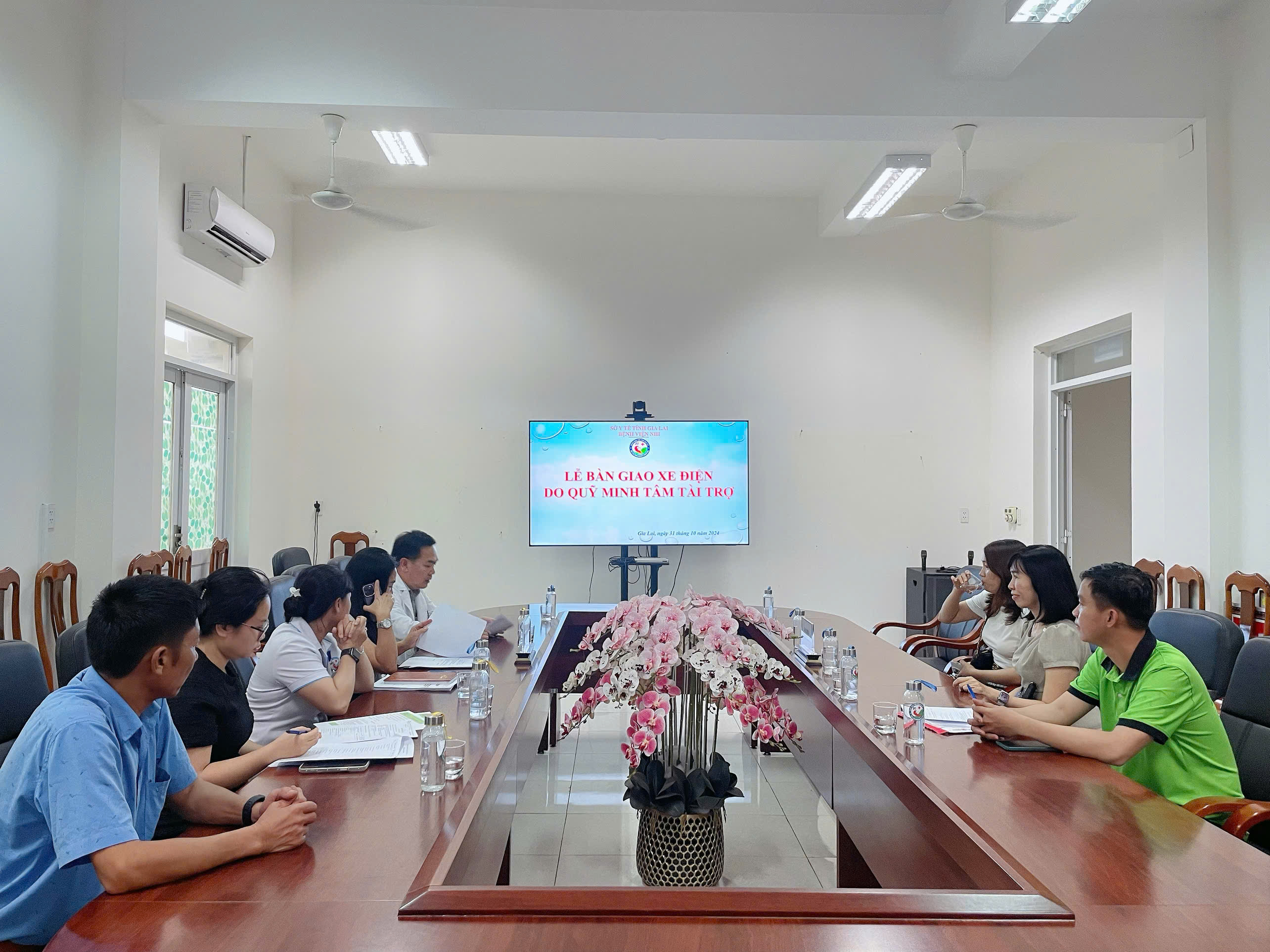 Quỹ Minh Tâm tài trợ hai xe điện vận chuyển bệnh nhân cấp cứu cho Bệnh viện Nhi tỉnh Gia Lai